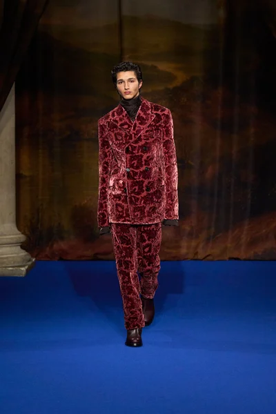 Look 49